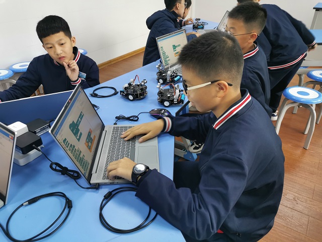 中小学人工智能教育进课堂：培养未来人才的核心素养与创新思维